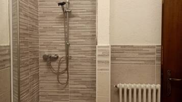 Doccia, bidet, sapone, carta igienica