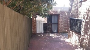 Property grounds - 1BR Hideout (Dundas Valley)