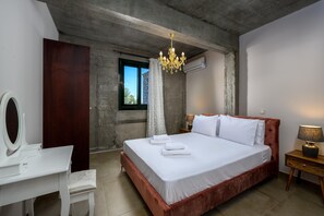 3 bedrooms, in-room safe, iron/ironing board, travel crib