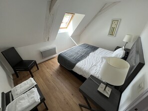 2 Schlafzimmer, Zimmersafe, Schreibtisch, Bügeleisen/Bügelbrett