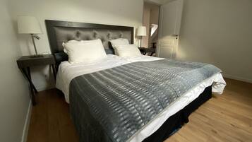 2 chambres, coffres-forts dans les chambres, bureau