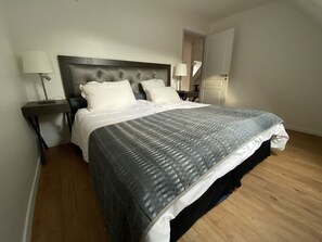 2 عدّة غرف نوم وخزنة داخل الغرفة ومكتب ومكواة/لوح كي