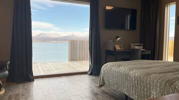 4 bedrooms, desk, iron/ironing board, travel cot