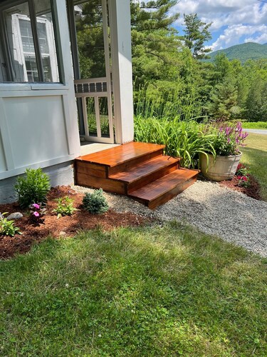 Cozy 3 bedroom house on 16 quiet acres, Mtn views, Close to Manchester