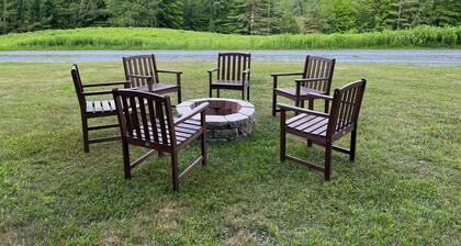 Cozy 3 bedroom house on 16 quiet acres, Mtn views, Close to Manchester
