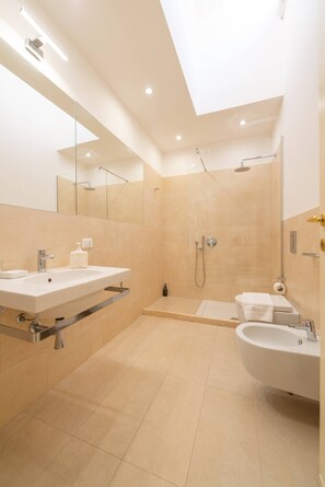 Baignoire, sèche-cheveux, bidet, serviettes fournies