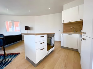 Een koelkast, een microgolfoven, een oven, een kookplaat