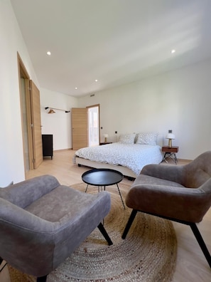 3 slaapkamers, een strijkplank/strijkijzer, gratis wifi, beddengoed