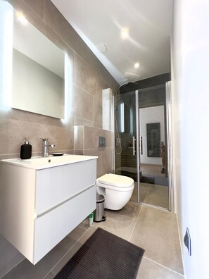 Een douche, een haardroger, handdoeken, zeep