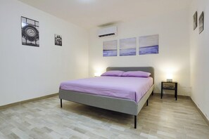 2 bedrooms, iron/ironing board, WiFi