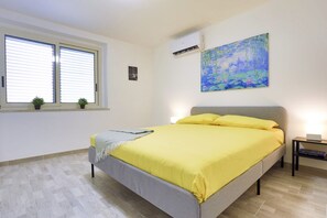 2 bedrooms, iron/ironing board, WiFi