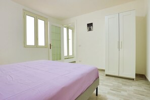 2 bedrooms, iron/ironing board, WiFi