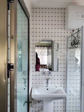 Dusche, Whirlpool, Seife, Toilettenpapier
