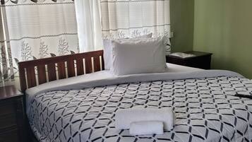 5 quartos, escrivaninha, Wi-Fi, roupa de cama