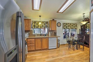 Fridge, microwave, stovetop, dishwasher