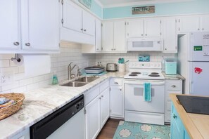 Kylskåp, mikrovågsugn, ugn och spishäll