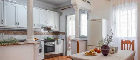 Køleskab, mikrobølgeovn, ovn, kogeplade