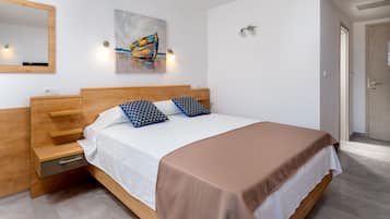 Kamar Double Premium, pemandangan kota | Brankas, meja kerja, ruang kerja ramah laptop, dan tirai kedap cahaya