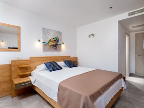 Chambre Prestige double, vue sur la ville | Coffre-fort, bureau, espace de travail pour ordinateurs portables