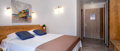 Habitación doble Premium, vista a la ciudad | Caja de seguridad en la habitación y escritorio