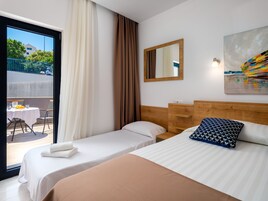 Quarto triplo clássico | Cofres nos quartos, escrivaninha, espaço de trabalho para notebook