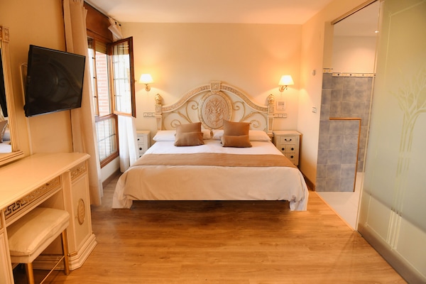 Club Studio Suite | Gebar bulu kapas, dilengkapkan perabot secara berasingan, meja