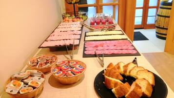 Desayuno continental gratuito y diario
