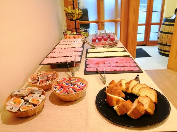 Free daily continental breakfast 