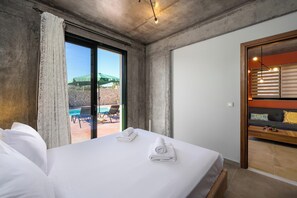 3 bedrooms, in-room safe, iron/ironing board, travel cot