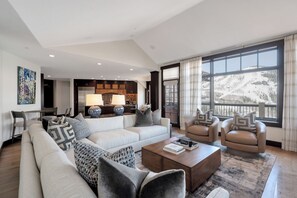 Een smart-tv, een open haard, videogames en tafelvoetbal