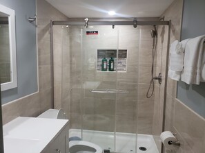 Ensemble douche/baignoire, sèche-cheveux, serviettes fournies, savon