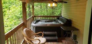 Outdoor spa tub - Emma's bungalow at Smokies Mountains (Sevierville)