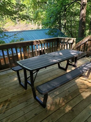 Outdoor dining - Emma's bungalow at Smokies Mountains (Sevierville)
