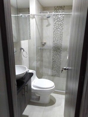 Combined shower/tub, towels