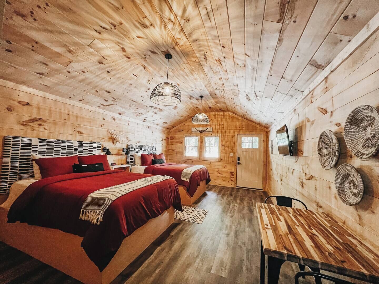 This studio style cabin has 2 queen size beds.