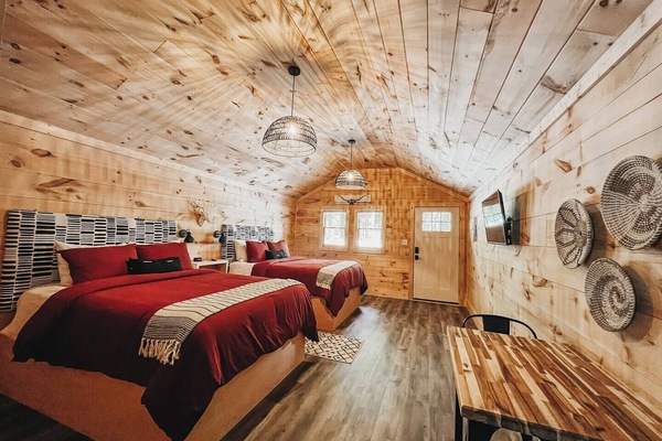 This studio style cabin has 2 queen size beds.