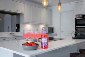 House | Private kitchen | Fridge, microwave, oven, stovetop - Elliot Oliver - 2 The Old Surgery: Stunning 4 Bedroom Home With Parking In Cheltenham (Cheltenham)