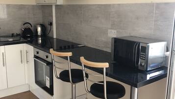 Jääkaappi, mikroaaltouuni, uuni, vedenkeitin