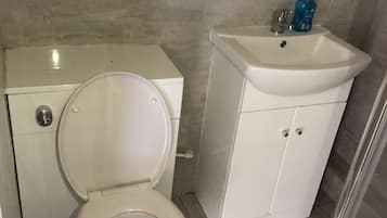 Suihku, hiustenkuivaaja, pyyhkeet, saippua