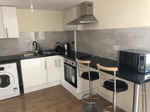 Kühlschrank, Mikrowelle, Ofen, Wasserkocher