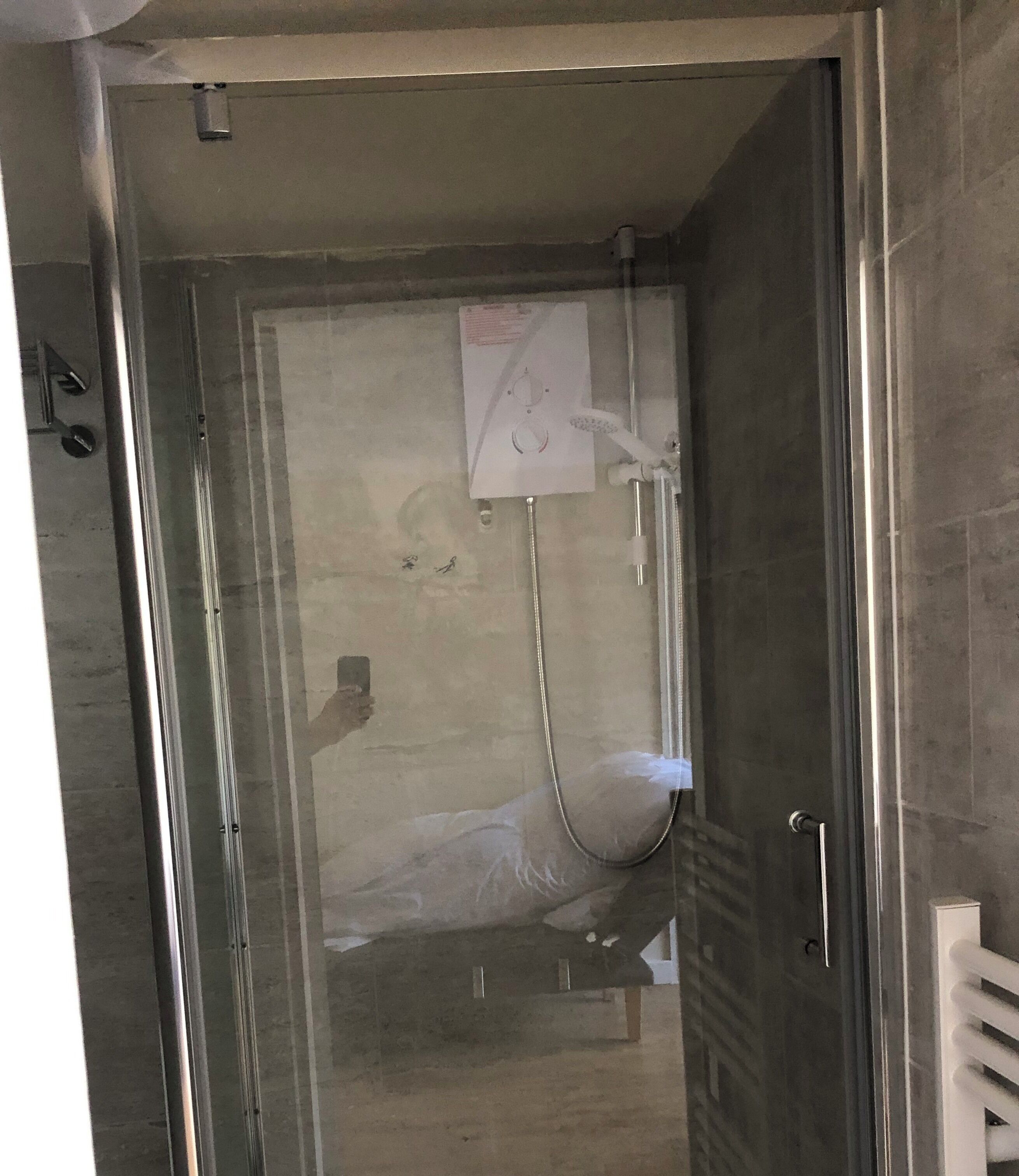 Ducha, secador de pelo, toallas y jabón