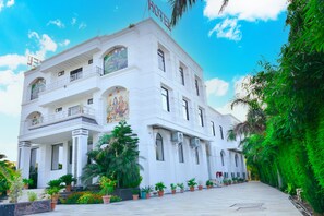 ด้านหน้าที่พัก