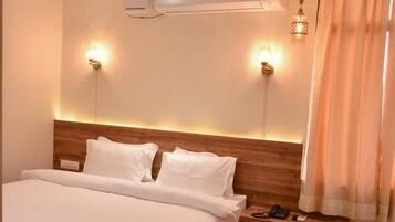 Muebles diferentes, wifi gratis y ropa de cama