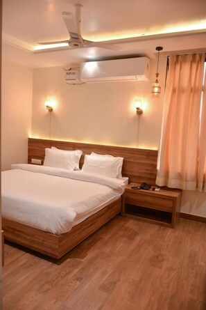 Individually furnished, free WiFi, bed sheets - The Pure Nature Hotel (Rajgarh)