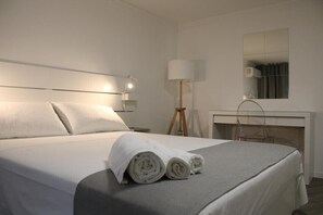 3 bedrooms, in-room safe, desk, iron/ironing board - Palazzo Caltagirone Suite 1 (Palermo)