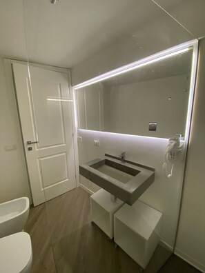 Douche, sèche-cheveux, bidet, serviettes fournies