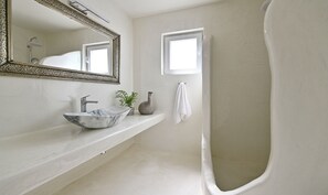 Douche, sèche-cheveux, bidet, serviettes fournies