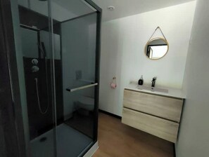 Ducha, secador de pelo, toallas y jabón