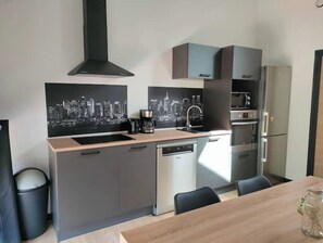 Réfrigérateur, micro-ondes, four, plaque de cuisson