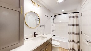 Combined shower/bathtub - Spectacular 2 Bedroom condo (Hilton Head)